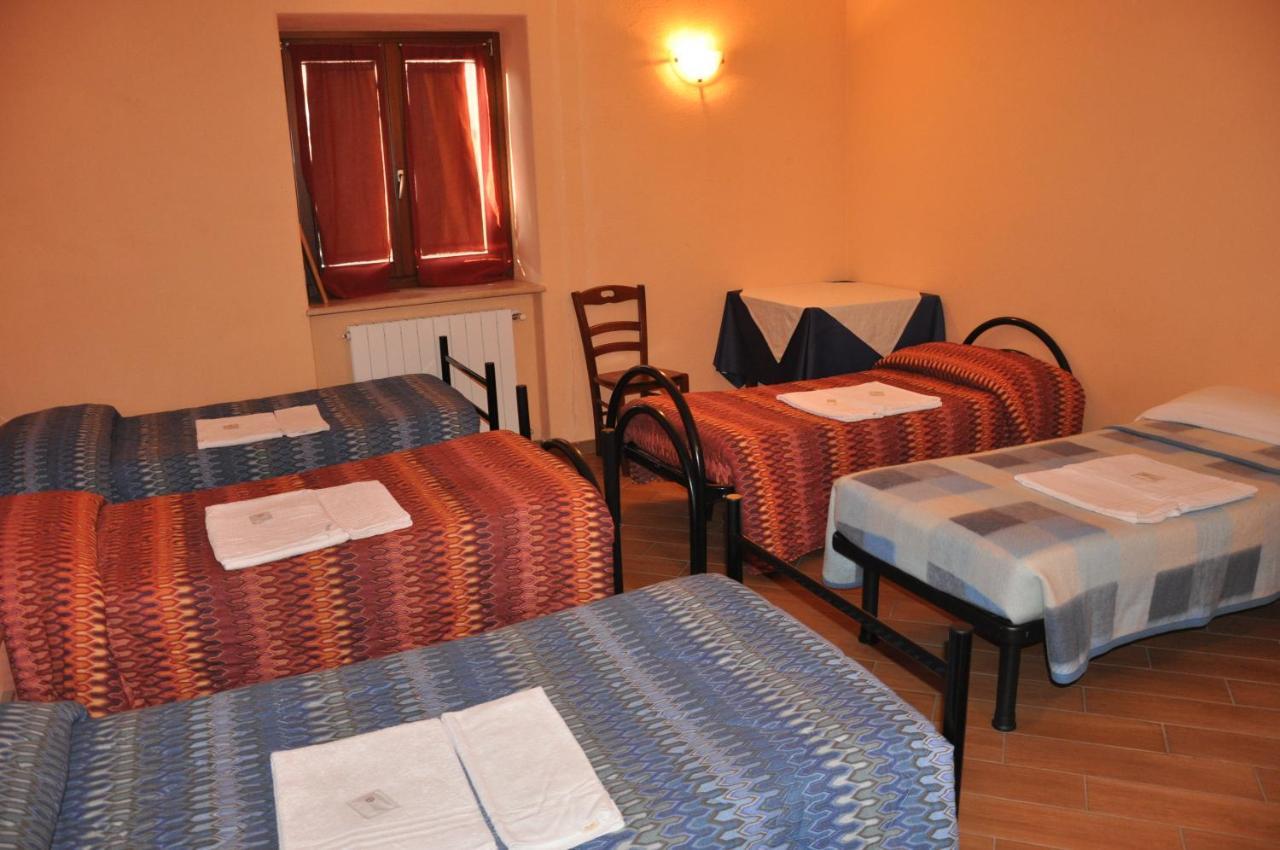 Locanda Dl'Angel Villar San Costanzo Quarto foto