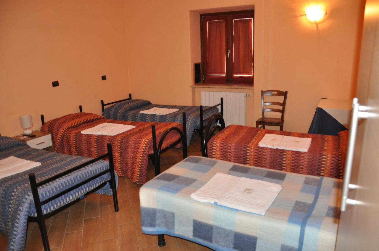 Locanda Dl'Angel Villar San Costanzo Quarto foto